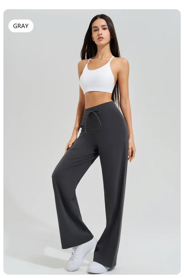 pantalon de yoga large gris en mouvement